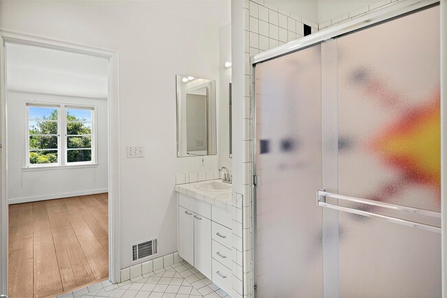 Building Photo - Large, Beautiful Upper Piedmont Home