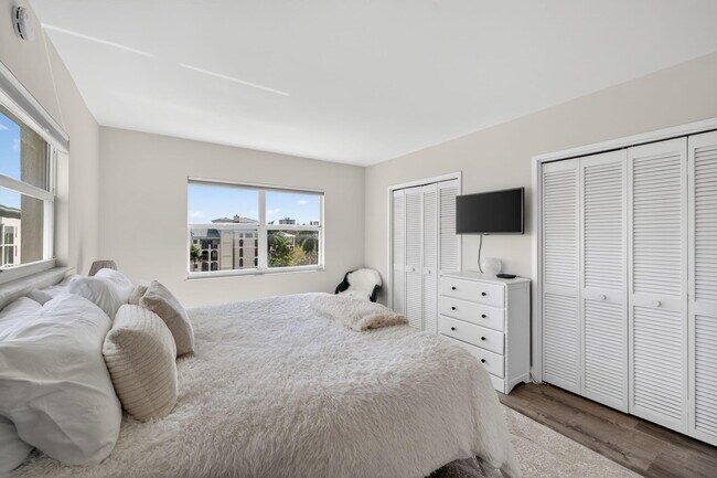 Building Photo - 2555 NE 11th St