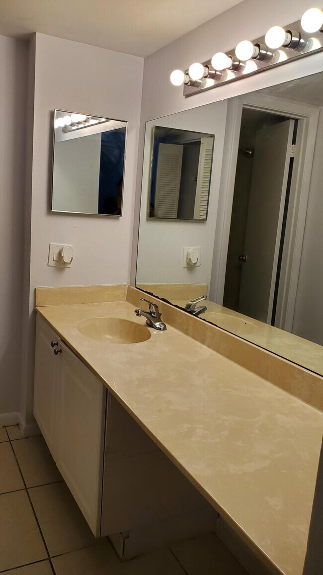 Building Photo - 721 N Pine Island Rd