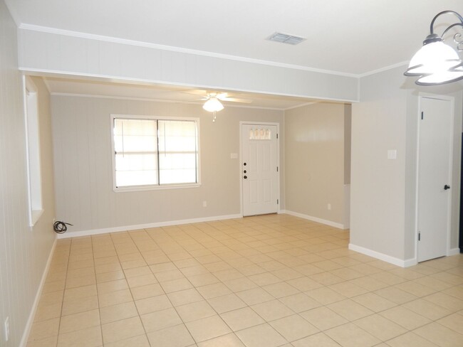 Building Photo - Updated 2 Bedroom, 1 Bath House, Country L...