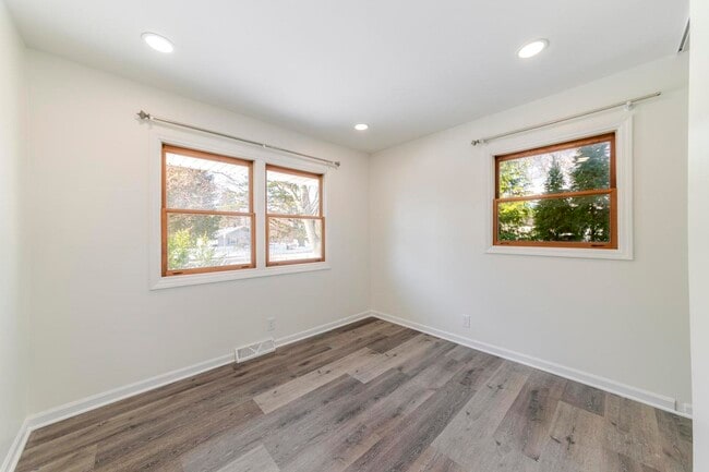 Building Photo - 1008 S 10th Ave