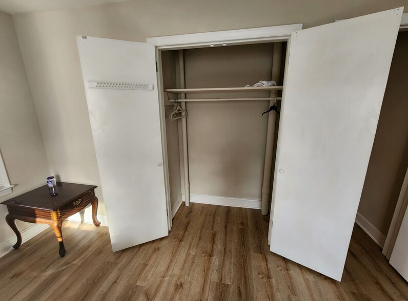 Building Photo - Room in House on Edith Ave