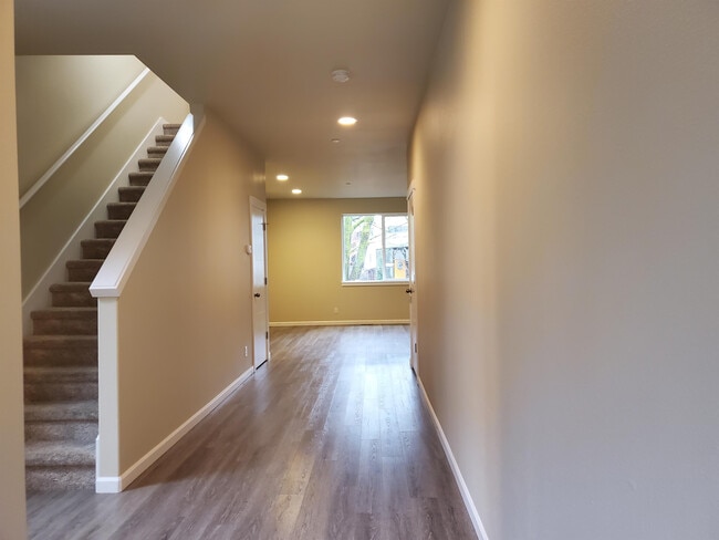 Building Photo - 1502 Onyx St SE