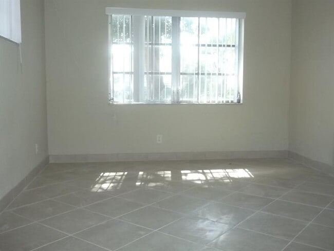 Building Photo - 770 SE 2nd Ave