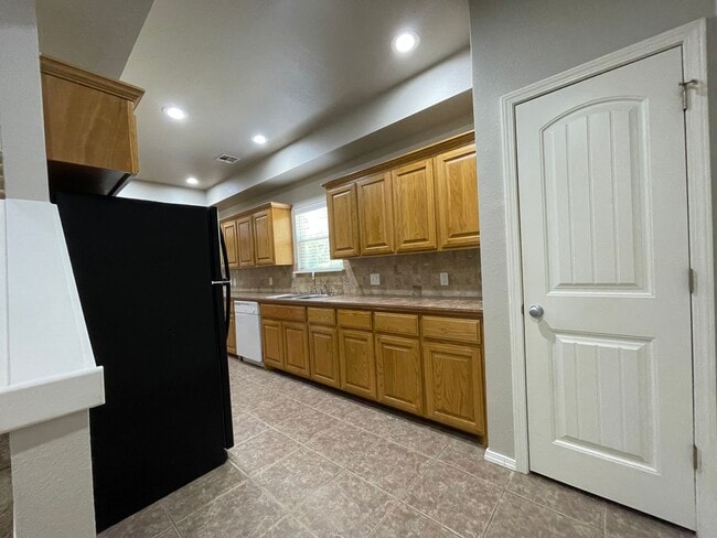Building Photo - Spacious 3-Bed, 2.5-Bath Fourplex with Gar...