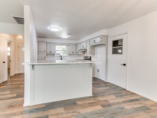 Building Photo - 2401 Fedderson Dr