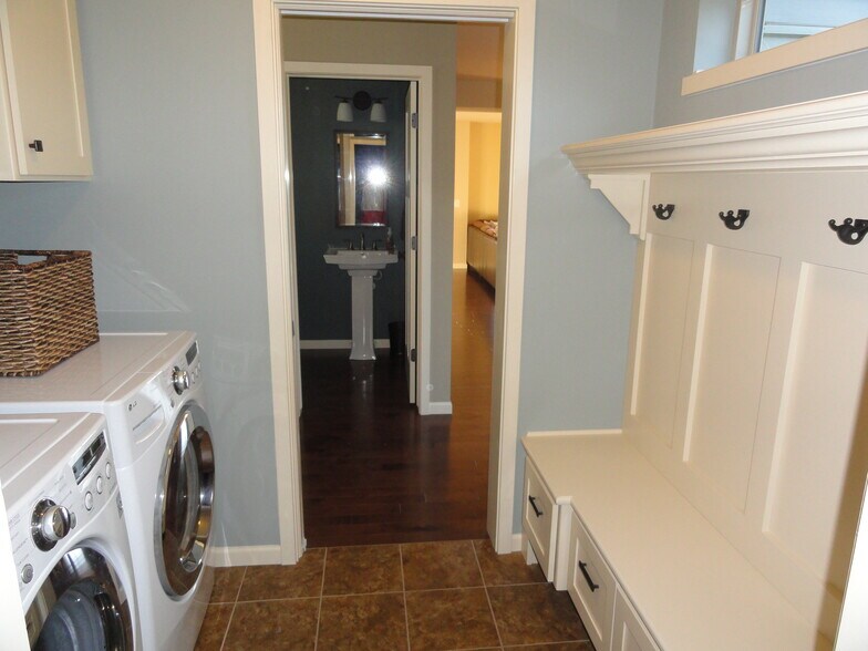 Building Photo - 634 Lone Oak Ln