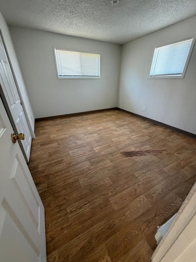 Building Photo - 1 Bedroom, 1 Bathroom - Triplex - South Suburbs