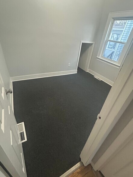 Building Photo - 40 Moulson St