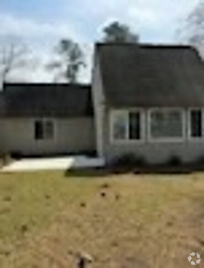 Building Photo - Woodlake Country Club – Golf Course Views!