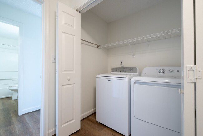 Building Photo - Renovated Condo in Harts Cove!