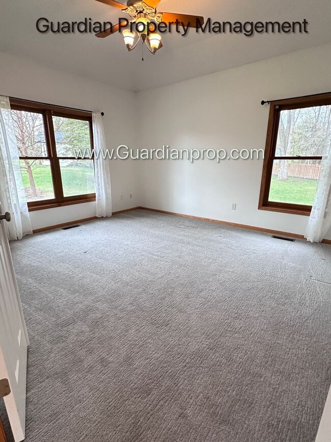 Building Photo - Minnetonka Home, 3 Car Garage, Large Primary, Updated Kitchen, Patio