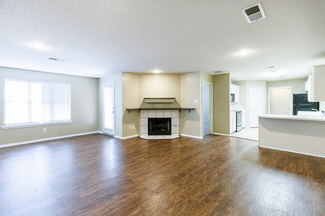 Building Photo - Welcome to this Spacious 2-Bedroom Home!