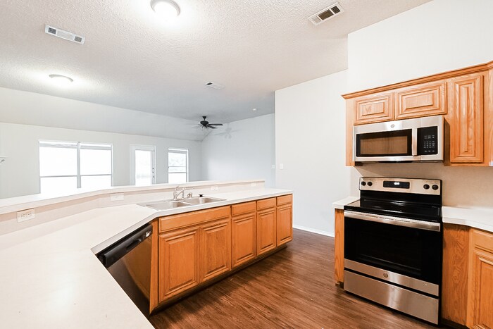 Building Photo - 616 White Swan Dr