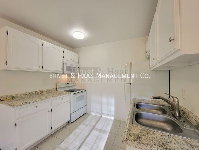 Building Photo - 1039 E Ridgewood St