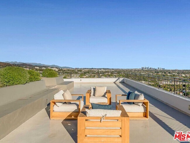 Building Photo - 1100 Alta Loma Rd