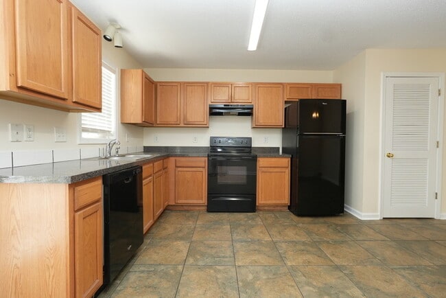 Building Photo - Charming 2-bedroom, 2.5-bath home