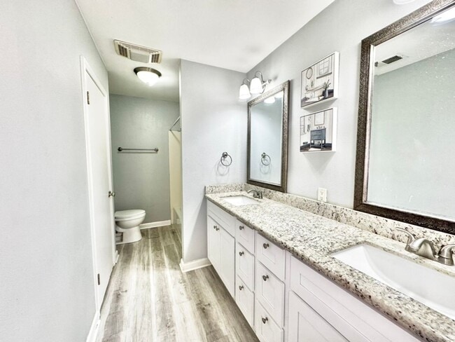 Building Photo - Beautiful 3BR/2BA Home with Sunroom, Formal Dining & Large Backyard