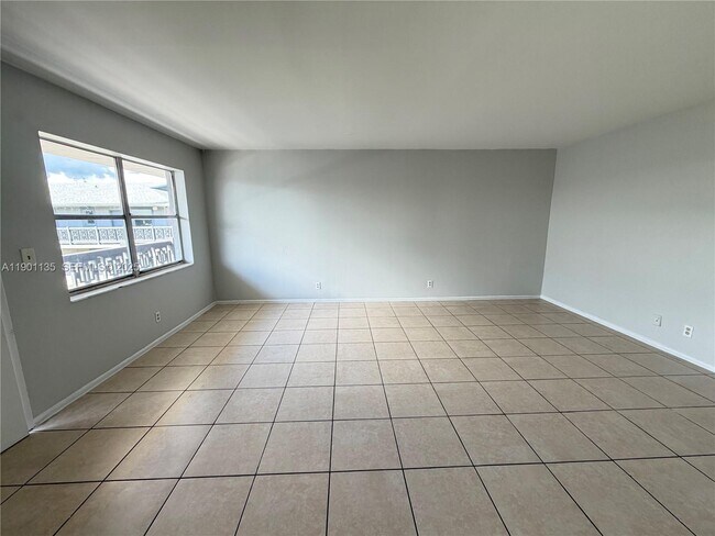 Building Photo - 2113 Davie Blvd