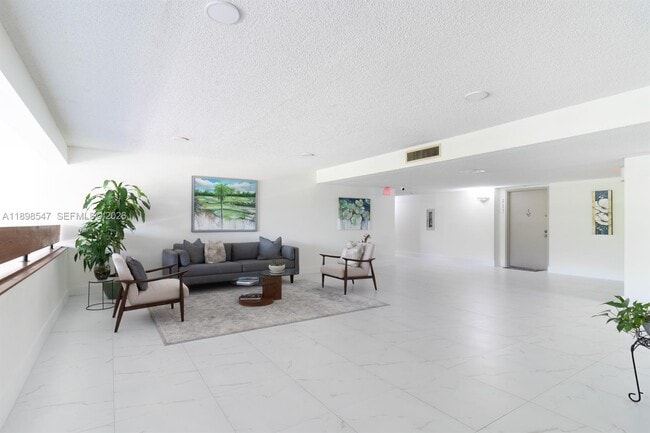 Building Photo - 16200 Golf Club Rd