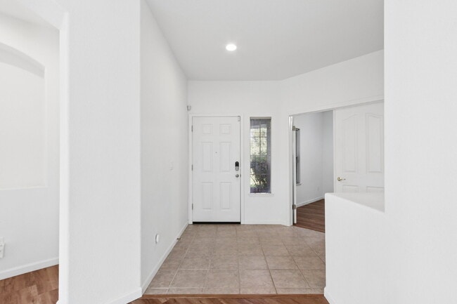Building Photo - Single-Story 3-Bedroom with 3-Car Garage in Mace Ranch
