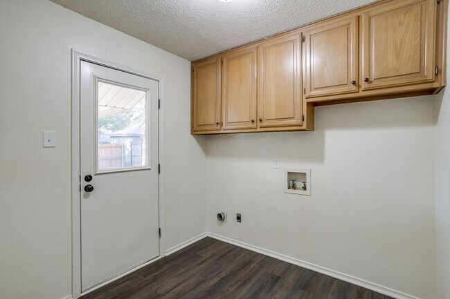 Building Photo - Amazing 4 Bedroom 2, Bath Home in Desirabl...