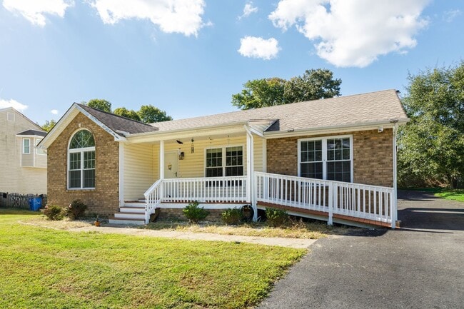 Building Photo - Recently Renovated 3 Bedroom Home in North...