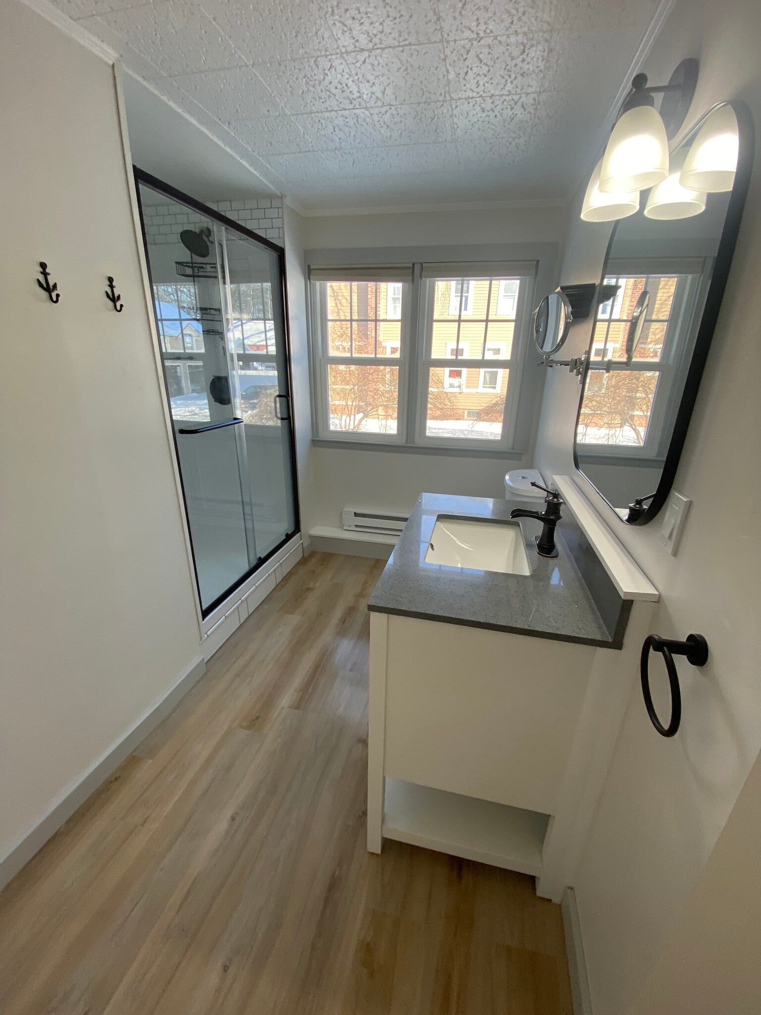 en-suite bath - 454 Kenwood Ave