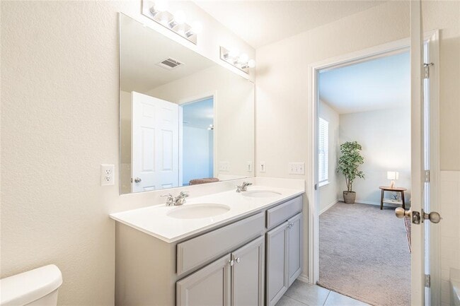 Building Photo - 547 Saturnia Dr