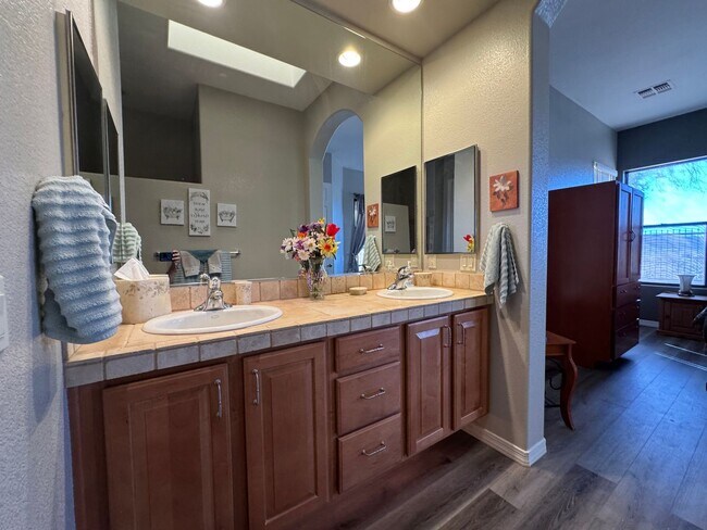 Building Photo - 3 BR Furnished w/Utilities-Vacation Rental- Laughlin Ranch