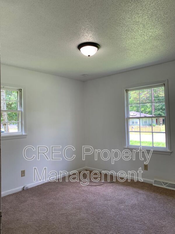 Building Photo - 205 Pinewood Dr