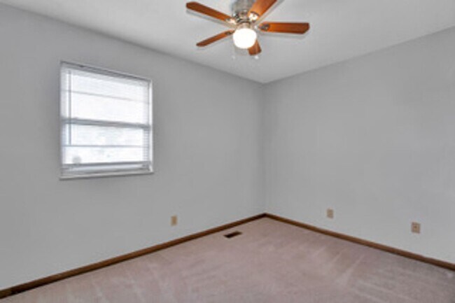 Building Photo - Knoxville 37934 - Split-level Home with 4 Bedrooms, 2 Baths & a 2-car garage. Call Lisa Vineyard ...