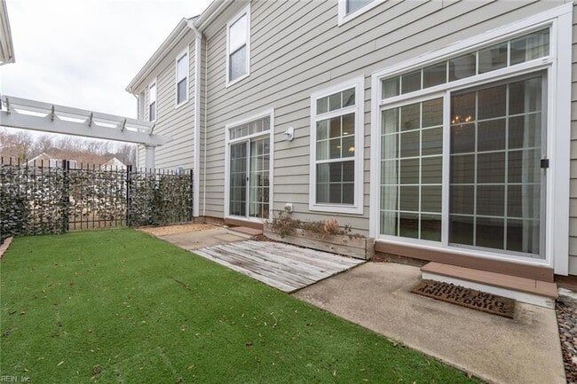 Building Photo - 5616 Memorial Dr