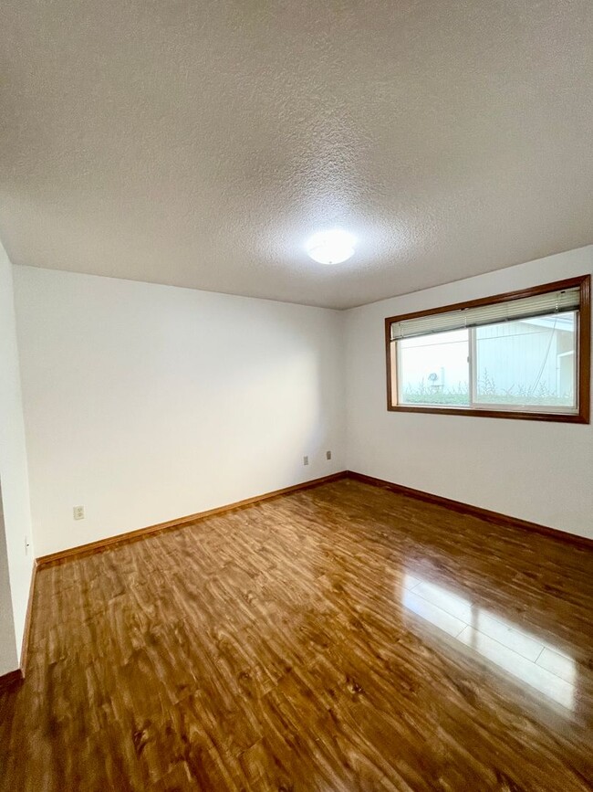 Building Photo - 2 Bedroom Duplex Near the Jim Parsley Comm...