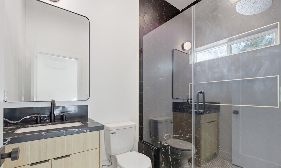 Building Photo - 2835 S Redondo Blvd