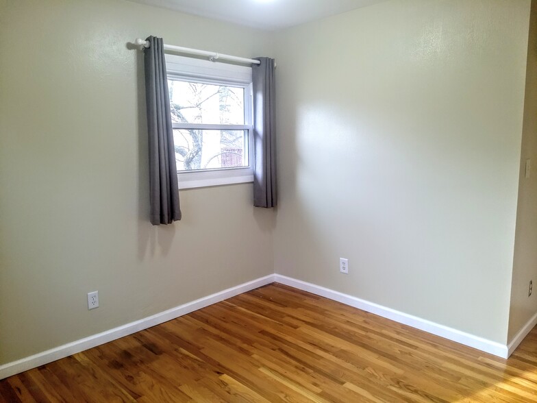 Third bedroom - 16351 Petro Dr