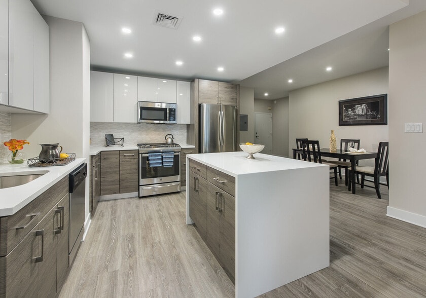 Building Photo - The Plaza Apartments