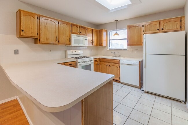 Building Photo - Charming 3 Bedroom 2 Bathroom - Spacious & Fenced Backyard