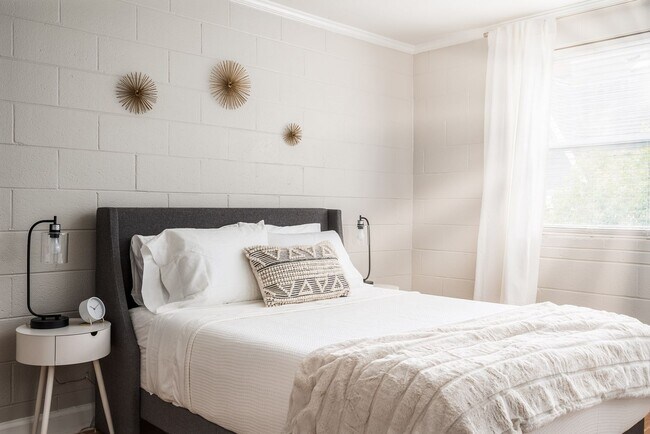 Building Photo - One Bedroom Across From Walking & Biking Trails in Fisher Park - Water & Parking Included