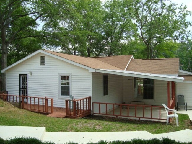 Building Photo - 3 bedroom/2 bathroom home with pool available to Rent February 1st!