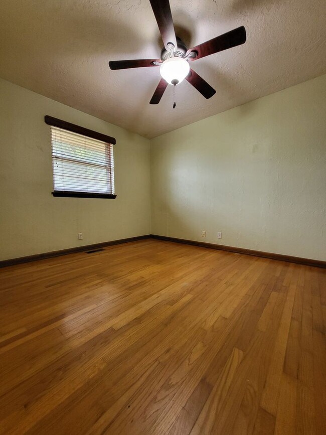 Building Photo - (3) Bed/(2) Bath in Core Norman!
