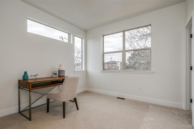 Building Photo - Beautiful Townhome in Southeast Denver