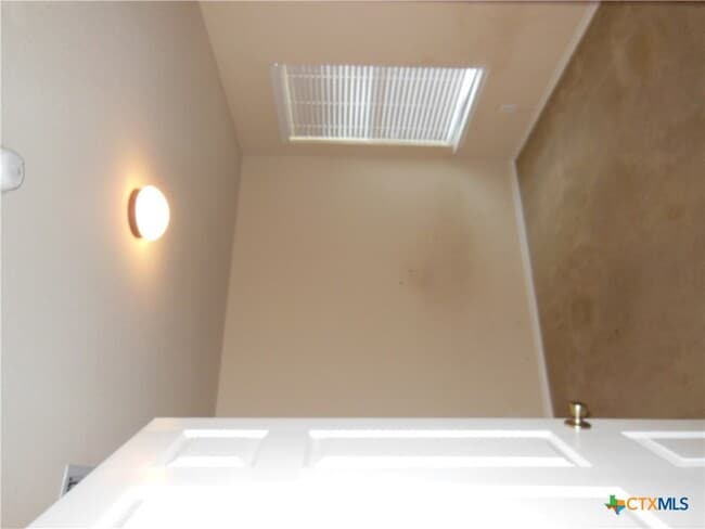 Building Photo - 391 Oakcrest Dr
