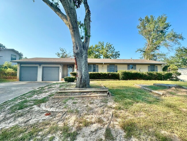 Primary Photo - Discover this 3/2 home located in Mid-town...