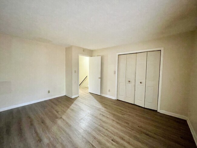 Building Photo - Get one month of rent FREE on a 2 bedroom, 1.5 bathroom townhome in Creeks Edge. Accepts Section 8.