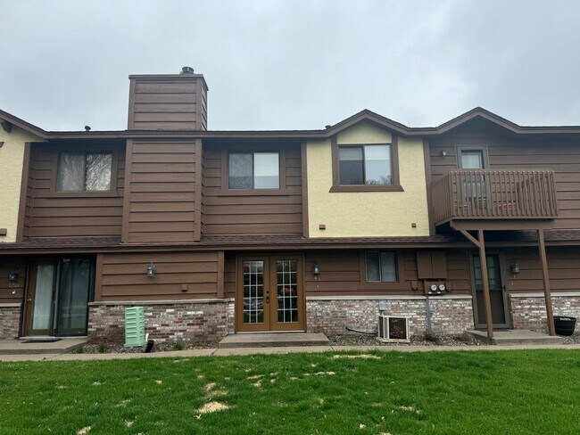 Building Photo - Fantastic Coon Rapids Townhouse!