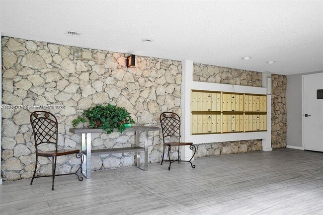 Building Photo - 230 Lakeview Dr