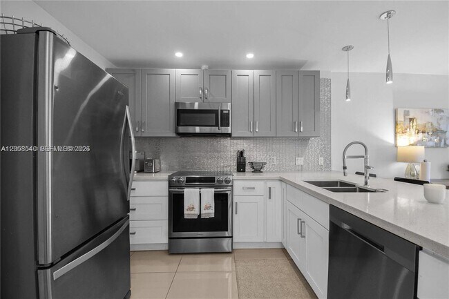 Building Photo - 2701 Middle River Dr