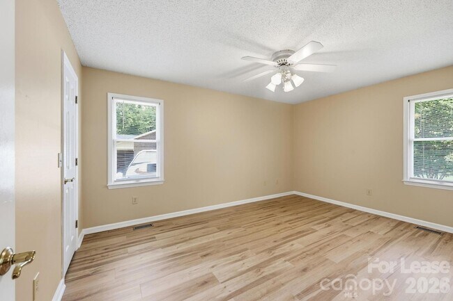 Building Photo - 6299 Spring Ct Ln