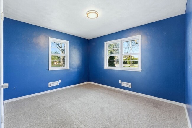 Building Photo - Updated 3BR Home with Fenced Yard & Garage